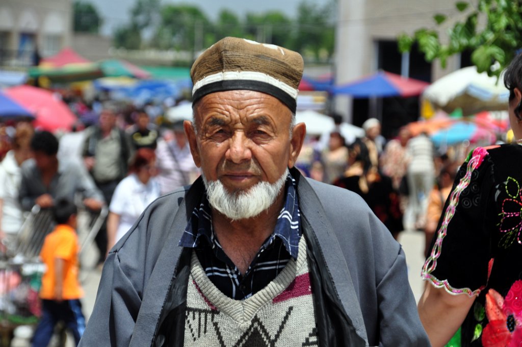 40 Samarcanda - uomo al mercato.JPG
